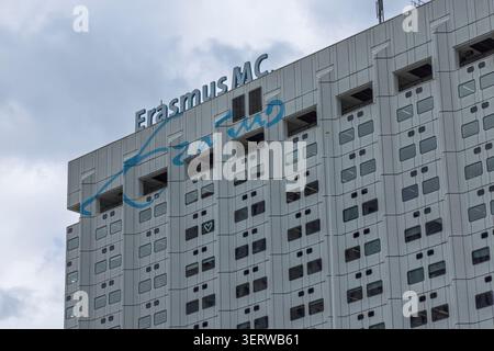 Rotterdam, Niederlande - 03. Juni 2026: Außenansicht der modernen Betonfassade und des großen Dachschilds der Erasmus MC Universität Stockfoto
