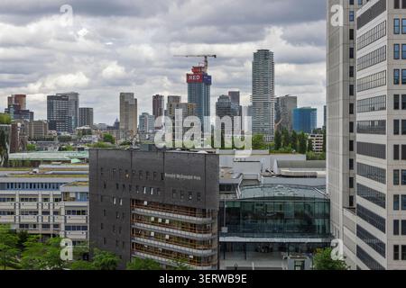 Rotterdam, Niederlande - 03. Juni 2026: Stadtansicht von Rotterdam mit Blick auf das Ronald McDonald House, den Eingang des Erasmus MC Krankenhauses und Moder Stockfoto