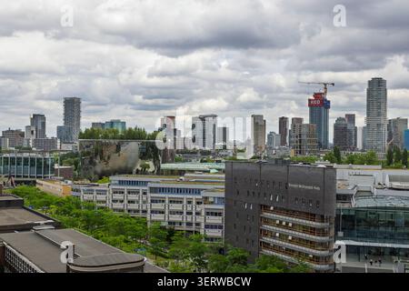 Rotterdam, Niederlande - 03. Juni 2026: Panoramablick auf die Skyline von Rotterdam mit modernen Wolkenkratzern, dem reflektierenden Depot-Gebäude und Stockfoto