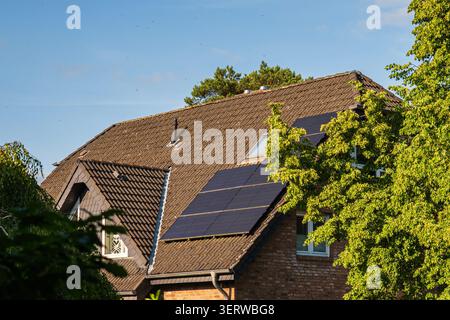 Solarpaneele auf dem Hausdach für saubere erneuerbare Energien, Photovoltaik-Zellensystem auf dem Dach von Wohngebäuden, umweltfreundlicher, nachhaltiger Privatanwender Stockfoto