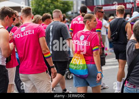 Frankfurt am Main - 19. Juli 2025: Polizeibeamte nehmen an der CSD Pride Parade in Frankfurt Teil Stockfoto