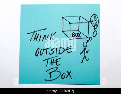 Das Konzept einer blauen Post-it-Notiz enthält den handgeschriebenen Satz „Think out the Box“. Eine Stabfigur, die in Gedanken dargestellt wird, fügt eine humorvolle Note hinzu. Stockfoto