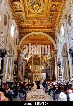 Kirchenschiff der Basilika Papale di San Giovanni in Laterano/Kathedrale St. Johannes/Lateran Basilca, Rom, Latium, Italien, April 2024 Stockfoto