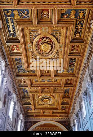 Kirchenschiff der Basilika Papale di San Giovanni in Laterano/Kathedrale St. Johannes/Lateran Basilca, Rom, Latium, Italien, April 2024 Stockfoto