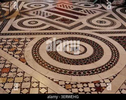 Kirchenschiff der Basilika Papale di San Giovanni in Laterano/Kathedrale St. Johannes/Lateran Basilca, Rom, Latium, Italien, April 2024 Stockfoto