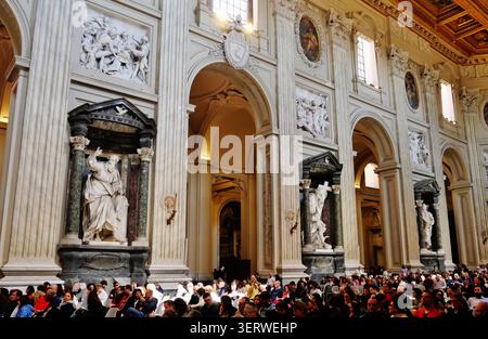 Kirchenschiff der Basilika Papale di San Giovanni in Laterano/Kathedrale St. Johannes/Lateran Basilca, Rom, Latium, Italien, April 2024 Stockfoto