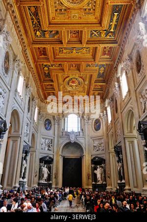 Kirchenschiff der Basilika Papale di San Giovanni in Laterano/Kathedrale St. Johannes/Lateran Basilca, Rom, Latium, Italien, April 2024 Stockfoto