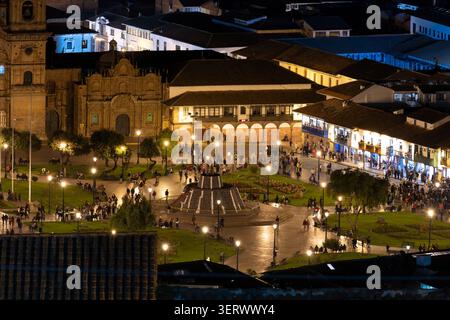 Der Nachtblick fängt die Plaza de Armas in Cusco, Peru, mit einem zentralen Brunnen und historischen Gebäuden ein. Stockfoto