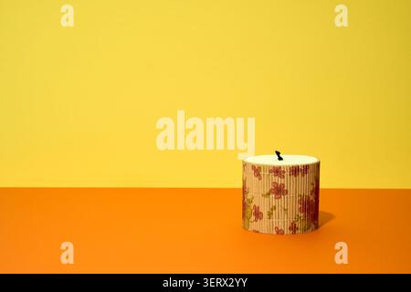 Blume bemalt hölzerne handgefertigte Box auf gelbem Hintergrund. Stockfoto