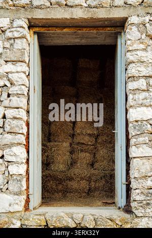 Eingang einer Steinbarns Stockfoto