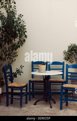 Traditionelles griechisches Café. Tisch und Stühle. Stockfoto
