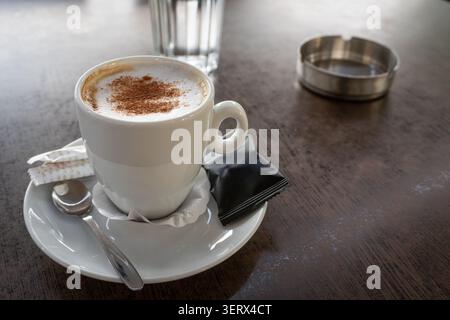 Cappuccino Grande, serviert in Cafés Stockfoto