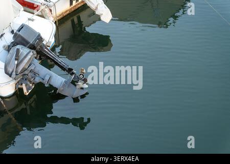 Kleine Boote parkten in ruhigem Wasser. Stockfoto