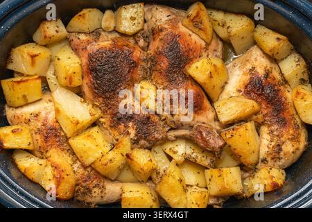 Hähnchenkeulen mit Kartoffeln in einem Auflauf Stockfoto
