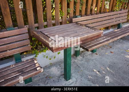Bänke mit Tisch in einer Fußgängerzone. Stockfoto