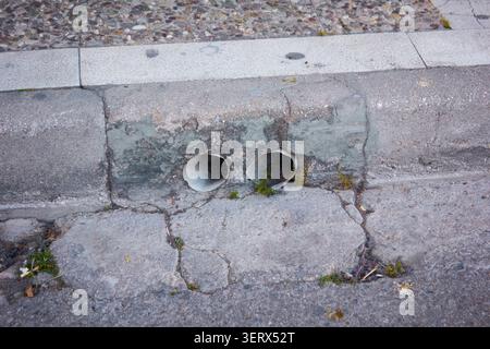 Dachrinnen auf dem Bürgersteig Stockfoto