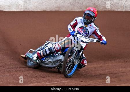 Jake Allen von Redcar Bears (rot) ist am Freitag, den 19. Juni 2026, in der ECCO Arena, Middlesbrough, während Heat 4 des Cab Direct Championship-Spiels zwischen Redcar Bears und Oxford Cheetahs in der ECCO Arena in Middlesbrough. (Foto: Trevor Wilkinson | MI News) Credit: MI News & Sport /Alamy Live News Stockfoto