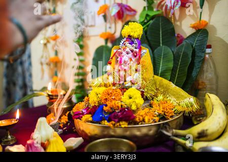 Kulturelle hindufeier mit geschmücktem ganesha-Idol und zeremoniellem Gebetsaltar Stockfoto