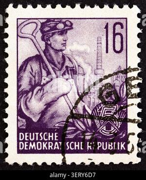 DEUTSCHE DEMOKRATISCHE REPUBLIK - UM 1953: Ein in Deutschland gedruckter Stempel aus der Ausgabe „Fünfjahresplan“ zeigt Gießereiarbeiter Stockfoto