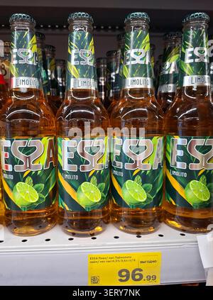 WORONESCH, Russland - 13. März 2026.Essa Limolito alkoholische Getränke werden in einem Supermarktregal in Russland ausgestellt. Käufer können die Flaschen mit sehen Stockfoto