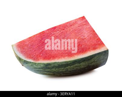 Seitenansicht einer einzelnen frischen, Reifen roten Wassermelonenfrucht in einer Scheibe oder einem Stück ist auf weißem Hintergrund mit Schnittpfad isoliert. Stockfoto