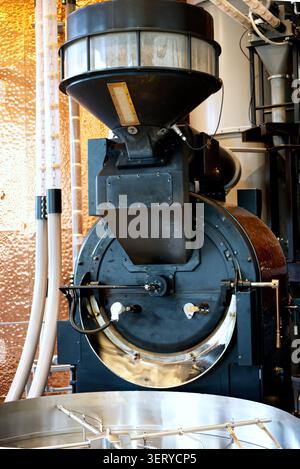 Industrielle Kaffeeröstermaschine in einem modernen Café oder einer Fabrik Stockfoto