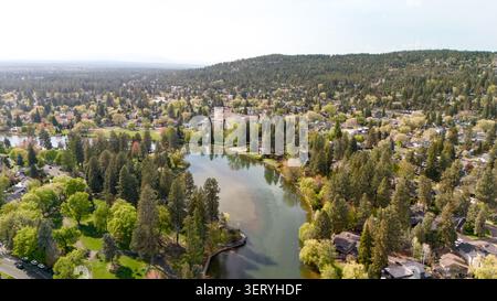 Luftaufnahme der Wohnsiedlung in Vorstädten um den Mirror Pond in Bend Oregon Stockfoto