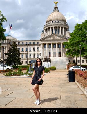 Weibliche Touristen stehen vor dem Mississippi State Capitol Jackson MS Stockfoto