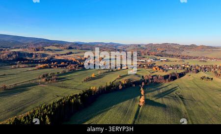 Landschaft Luftaufnahme Herbst Jeseniky Fall Dolni Moravice Drohne fängt dramatische Landschaft Felder Wald sonnigen Tag Foto üppige grüne Hügel Weiden Stockfoto