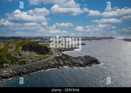 Küstenstraße über felsige Inselchen in der Nähe von Svolvaer und Henningsvaer Stockfoto