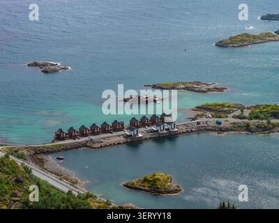 Luftaufnahme von Lofoten rorbuer über einen Damm bei Svolvaer oder Henningsvaer Stockfoto