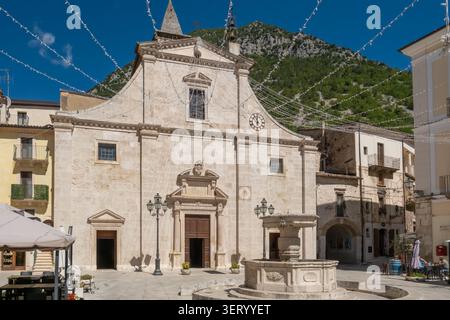 Fassade der Chiesa Madre di Santa Maria della Misericordia am Hauptplatz, Pacentro, Italien Stockfoto