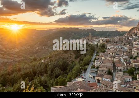 Castelmezzano Village bei Sonnenuntergang in Basilicata Italien Stockfoto