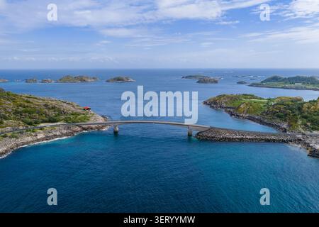Luftbrücke über den Vestfjorden bei Svolvaer und Henningsvaer, Lofoten Stockfoto