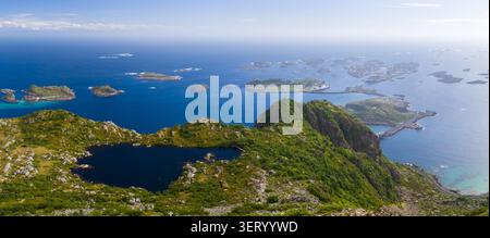 Luftpanorama der Lofoten-Fjorde in der Nähe von Svolvaer und Henningsvaer Stockfoto
