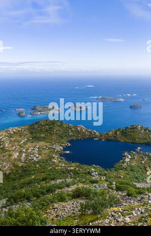 Aus der Vogelperspektive auf die Küste der Lofoten, den See, die Skerries in der Nähe von Svolvaer Stockfoto