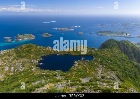 Luftaufnahme der Lofoten bei Svolvaer und Henningsvaer mit tarn Stockfoto