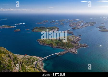 Luftaufnahme der Lofoten-Küste mit Brücke in der Nähe von Svolvaer und Henningsvaer Stockfoto