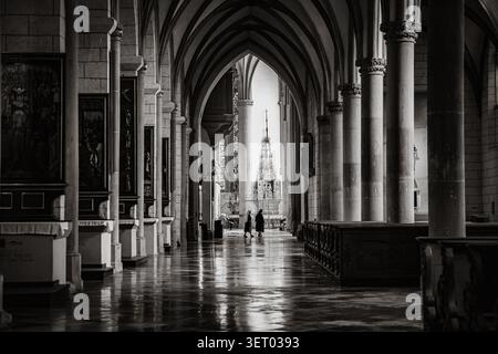 Flacher Innenblick auf eine historische gotische Kathedrale mit Gewölbedecken und Buntglasfenstern. historische gotischen Stockfoto