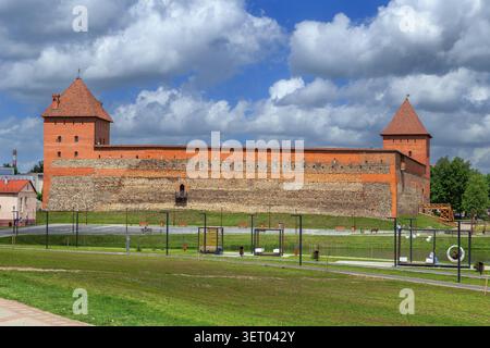 Mittelalterliche Mauer der Burg Lida in Lida, Weißrussland. Hohe Steinbefestigung Stockfoto
