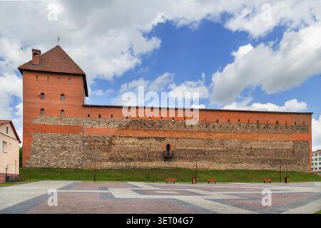 Mittelalterliche Mauer der Burg Lida in Lida, Weißrussland. Hohe Steinbefestigung Stockfoto
