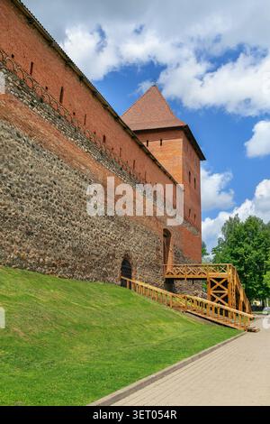 Turm und Mauer der Burg Lida mit Holztreppen in Lida, Weißrussland. Verteidigungsbefestigung Stockfoto
