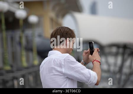 Mann, der mit Smartphone fotografiert, Nahaufnahme Stockfoto