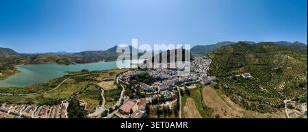 Die Stadt Zahara de la Sierra und ihre wunderschöne Burg auf dem Hügel, Andalusien Stockfoto