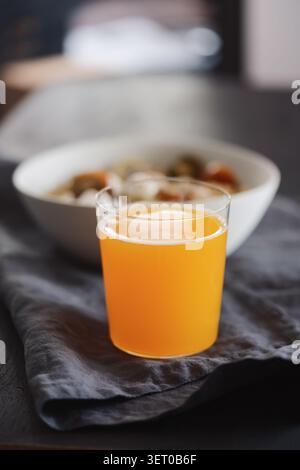 Orange Limonade in Glas Glas auf schwarzem Holztisch Stockfoto