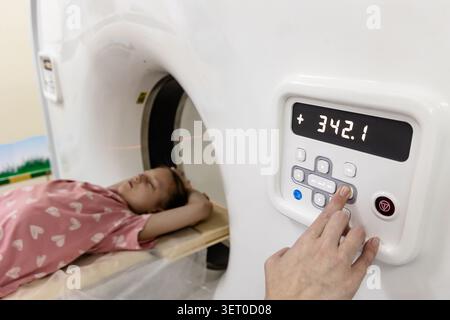 Nahaufnahme der pädiatrischen CT-Scan-Untersuchung im modernen Diagnosesaal Stockfoto