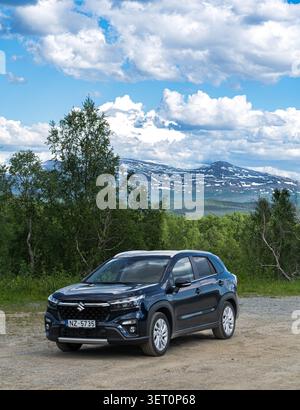 Dunkelblauer Suzuki S-Cross Hybrid-SUV auf einer Feldstraße in Lapplands Bergen Stockfoto