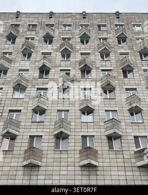 Akade eines Wohnhauses aus der Sowjetära mit sich wiederholenden Balkonen in Arkhangelsk, Russland Stockfoto