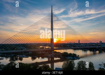 Luftaufnahme der Ada-Brücke über die Save in Belgrad, Serbien, bei Sonnenuntergang. Die Kabelbrücke ist eine der wichtigsten Bauwerke der Stadt Stockfoto