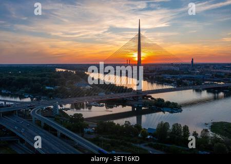 Luftaufnahme der Ada-Brücke über die Save in Belgrad, Serbien, bei Sonnenuntergang. Die Kabelbrücke ist eine der wichtigsten Bauwerke der Stadt Stockfoto